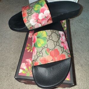 Gucci Women's Floral Slide Sandals - Black and Pink